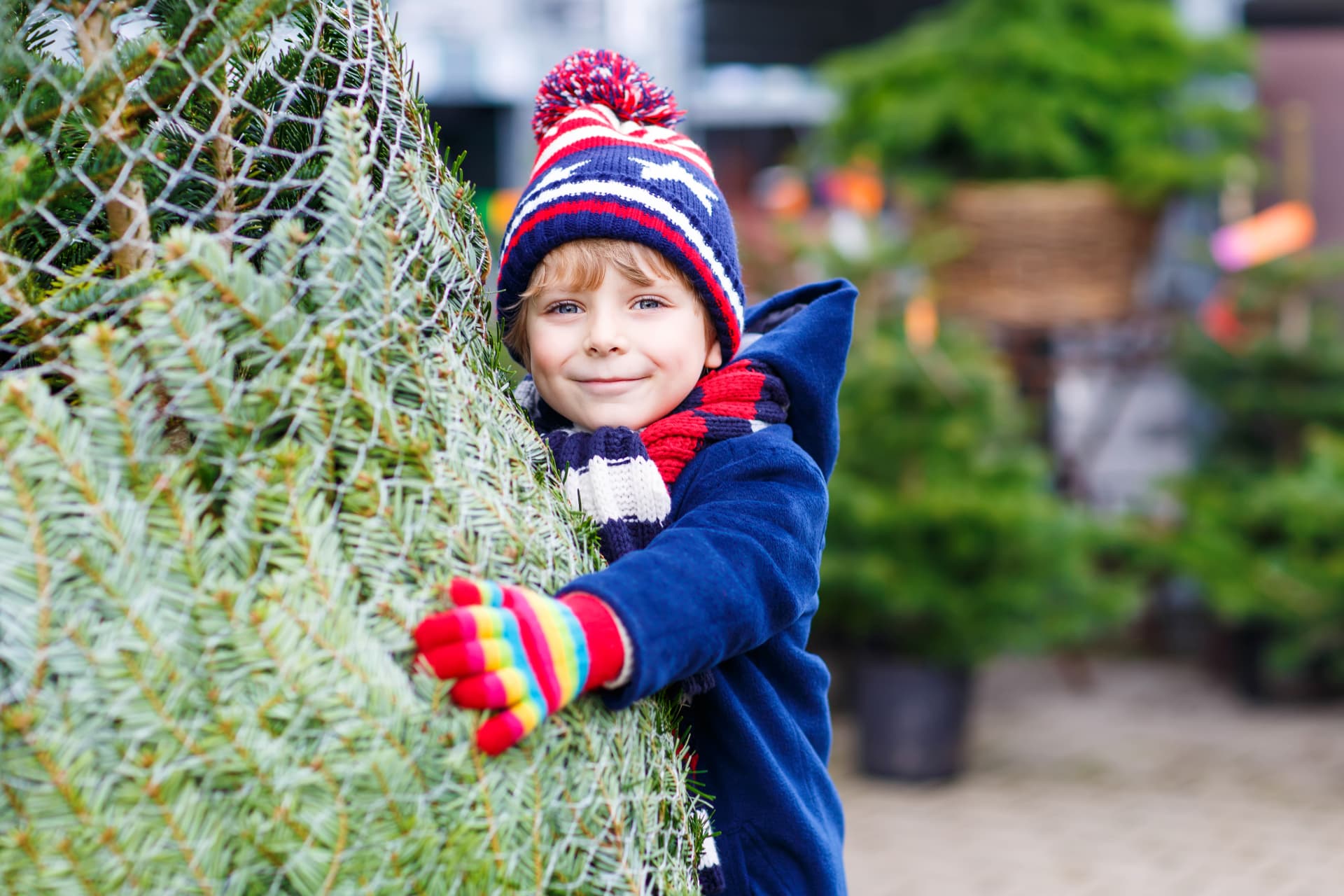 Jongen bij een kerstboom