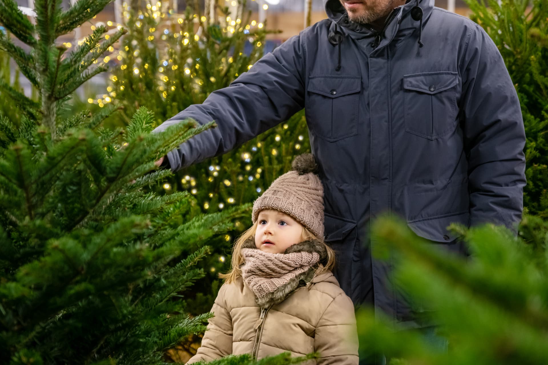 Vader en dochter kiezen een kerstboom